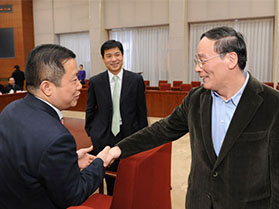 中华人民共和国原副主席王歧山与周海江亲切握手